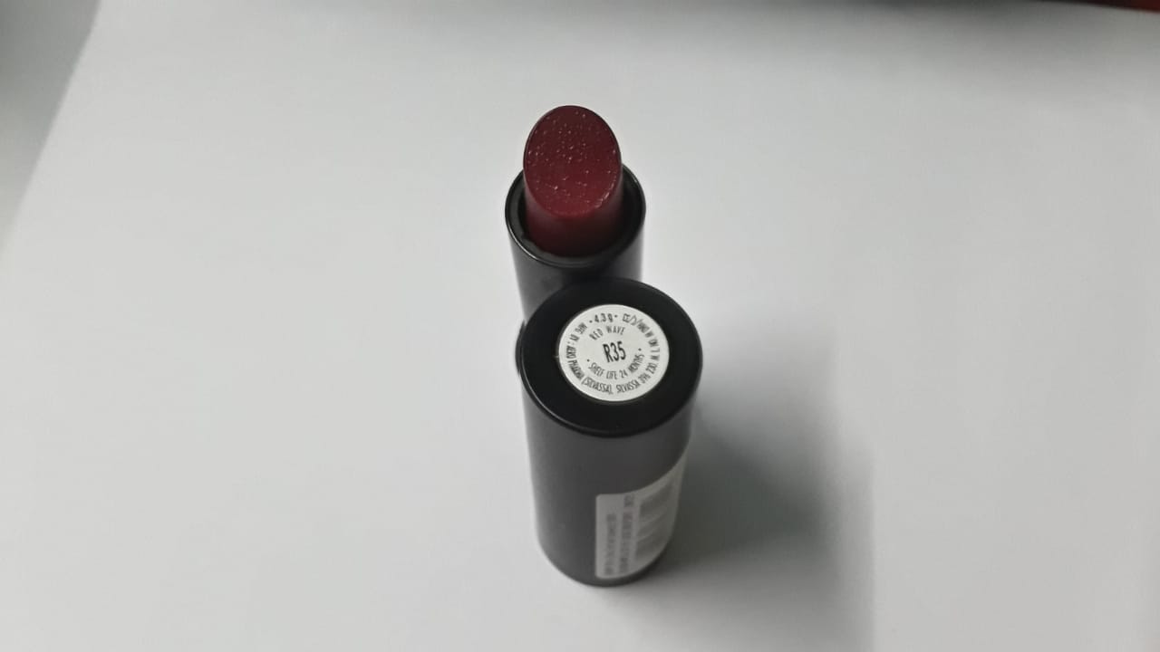 Elle 18 lipstick ( Red Wave)